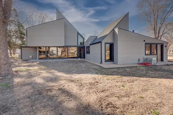 910 E 11th Ave, Winfield, KS 67156