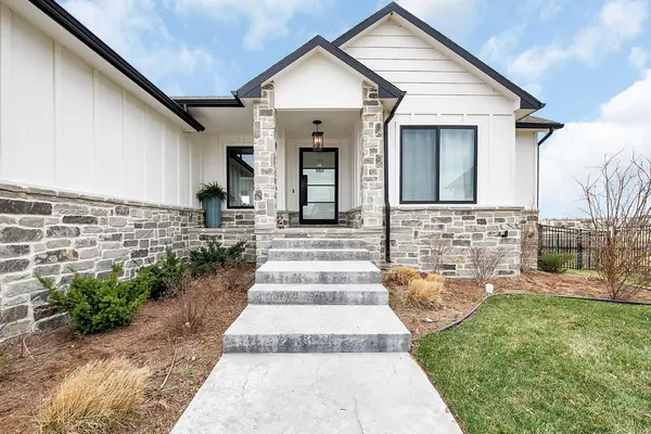 1107 W Lakeway Ct, Andover, KS 67002