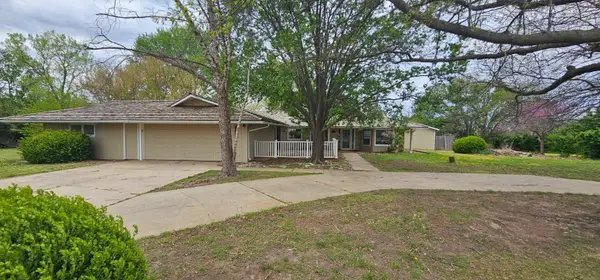 901 S Romney Ter, Wichita, KS 67207