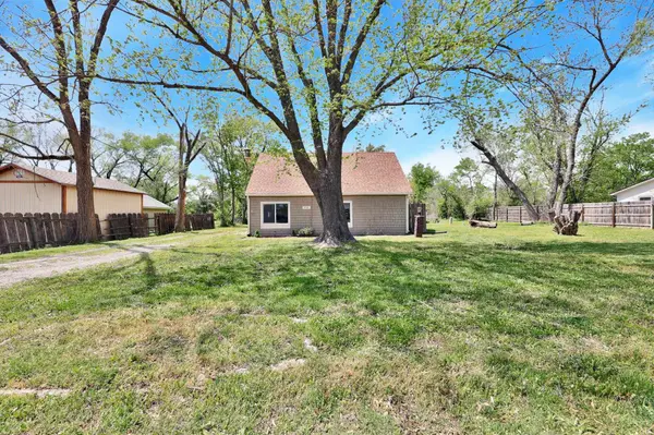621 S Ruth Ave, Andover, KS 67002
