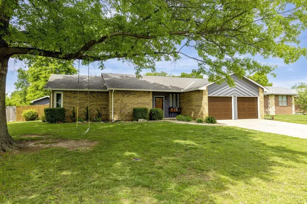 120 E Shady Brook Ln, Derby, KS 67037