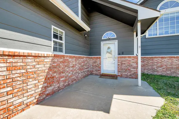5240 E Ashton Ct, Bel Aire, KS 67220