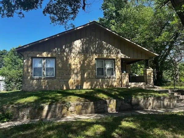 614 N 5th St, Arkansas City, KS 67005