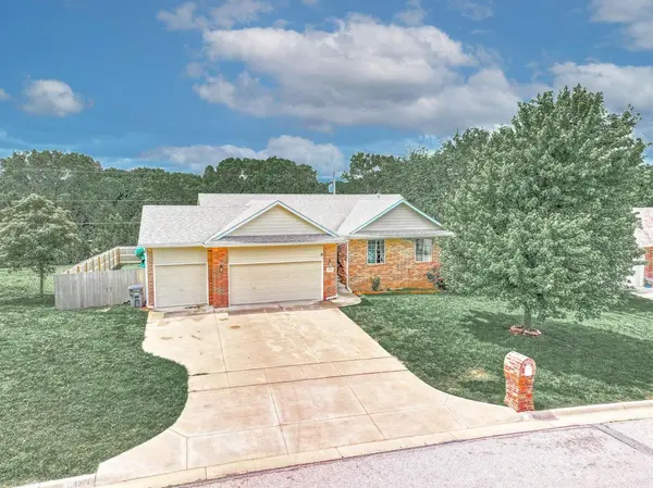 1201 Forrest Glenn Dr,  Arkansas City,  KS 67005