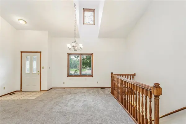 1102 E Rainbow Ct, Towanda, KS 67144