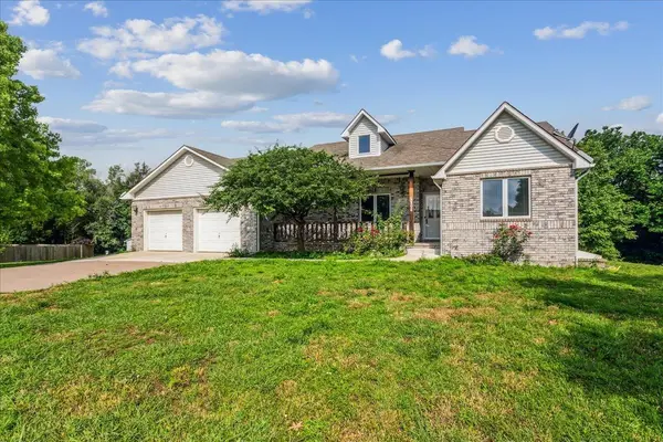 1102 E Rainbow Ct, Towanda, KS 67144
