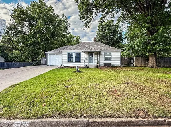 3426 E Countryside Plz, Wichita, KS 67218