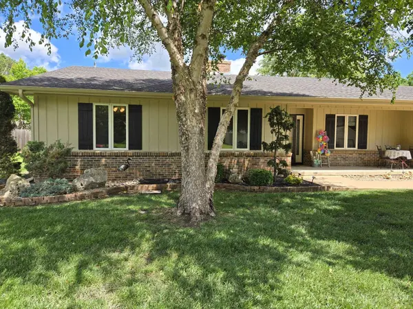 2108 Mound St, Winfield, KS 67156