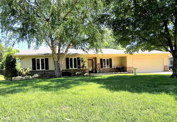 2108 Mound St, Winfield, KS 67156