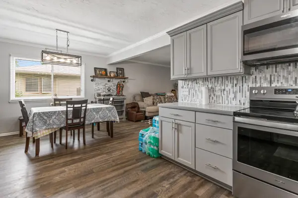 4540 Woodlow Dr, Bel Aire, KS 67220