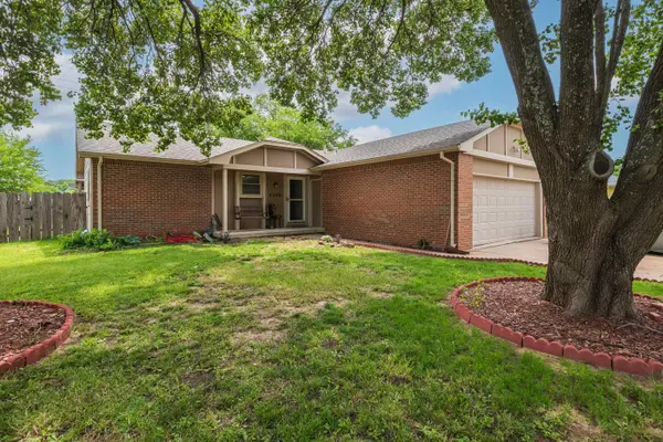 4540 Woodlow Dr, Bel Aire, KS 67220