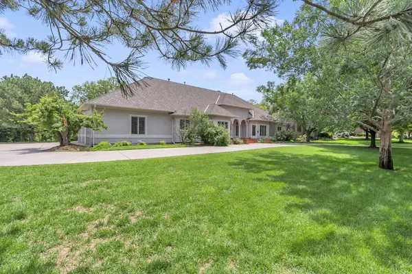 8109 W Meadow Pass Court, Wichita, KS 67205