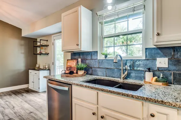 1307 Spring Cir, Haysville, KS 67060