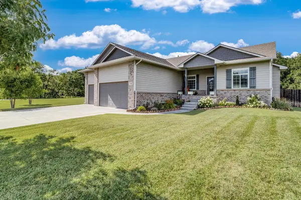 118 E Timber Creek St, Haysville, KS 67060