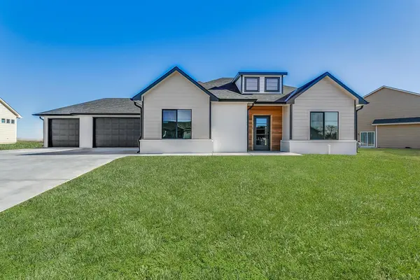 1430 N Emerald Valley Drive, Mulvane, KS 67110