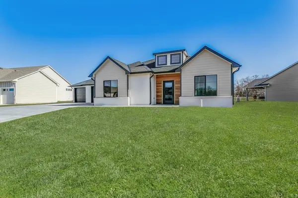1430 N Emerald Valley Drive, Mulvane, KS 67110