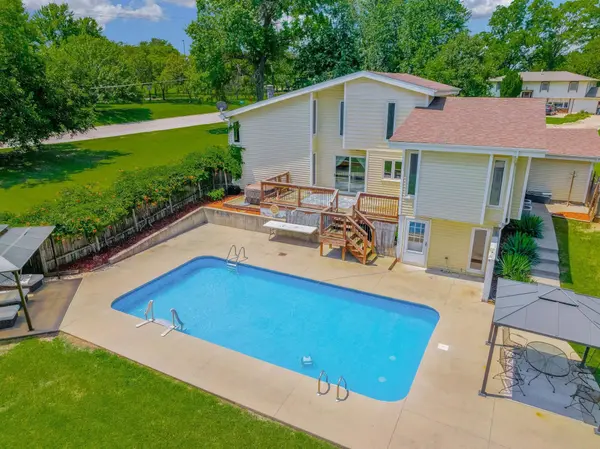 920 S Sharon Dr, Derby, KS 67037