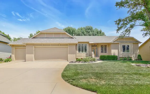 8319 E Oxford Cir, Wichita, KS 67226