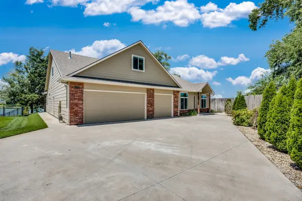 2326 N Lakeway Cir, Wichita, KS 67205