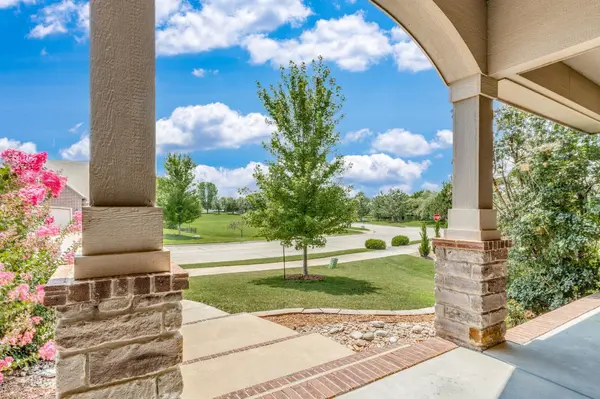 904 E Waterview Dr, Andover, KS 67002