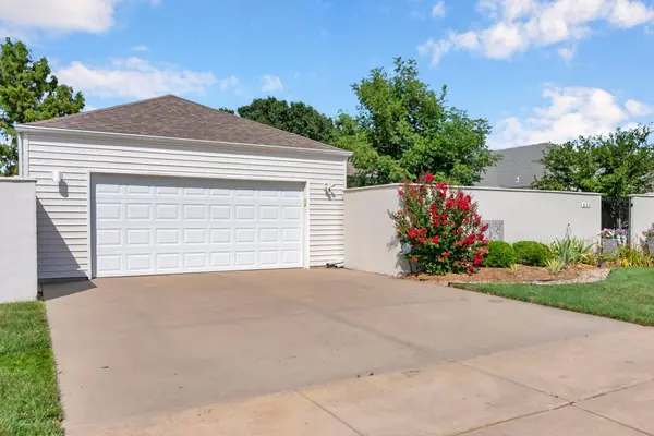 838 N Glenmoor Dr, Wichita, KS 67206