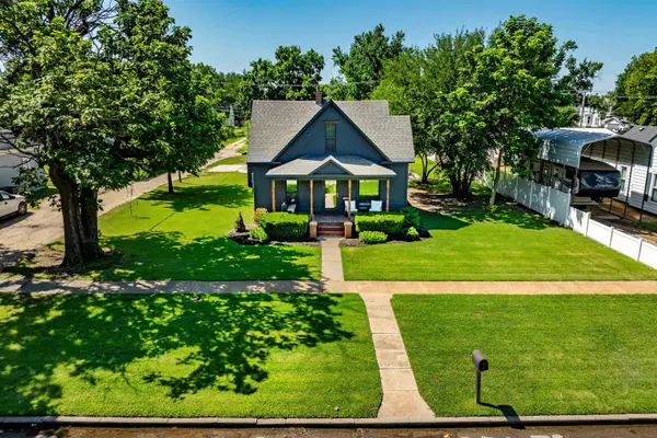 407 E Main St, Sterling, KS 67579-2140