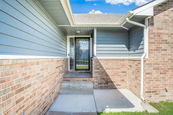 373 E Riley Ave, Haysville, KS 67060