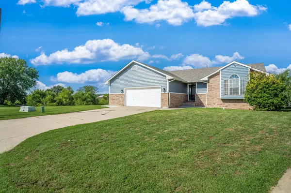 373 E Riley Ave, Haysville, KS 67060