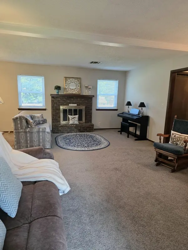 7 Renfrew Rd, Winfield, KS 67156