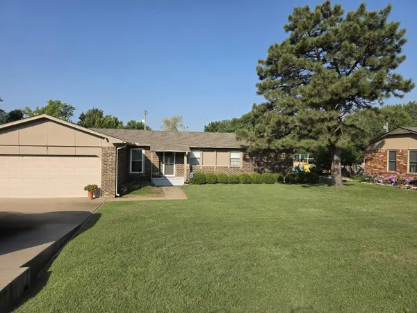 7 Renfrew Rd, Winfield, KS 67156