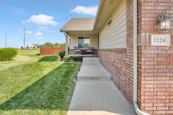 1224 Lazy Creek, Newton, KS 67114