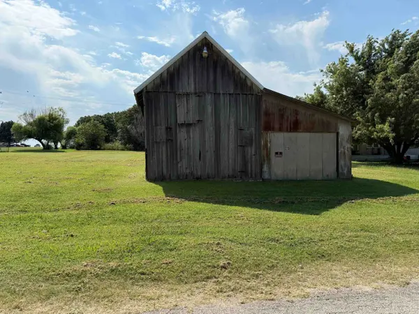 319 N Poplar St, Burden, KS 67019