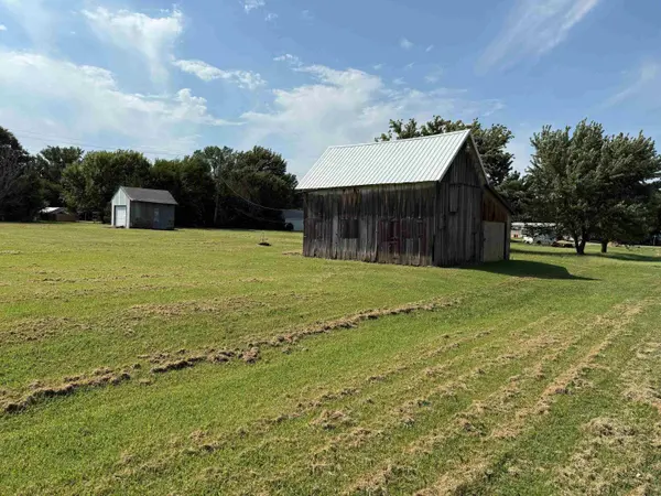 319 N Poplar St, Burden, KS 67019