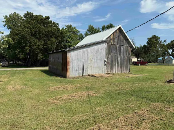319 N Poplar St, Burden, KS 67019