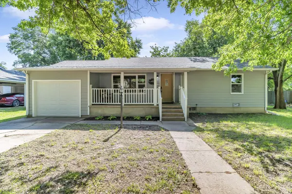 218 N Locust St, Whitewater, KS 67154