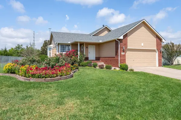 729 S Bedford Cir, Wichita, KS 67207-4320