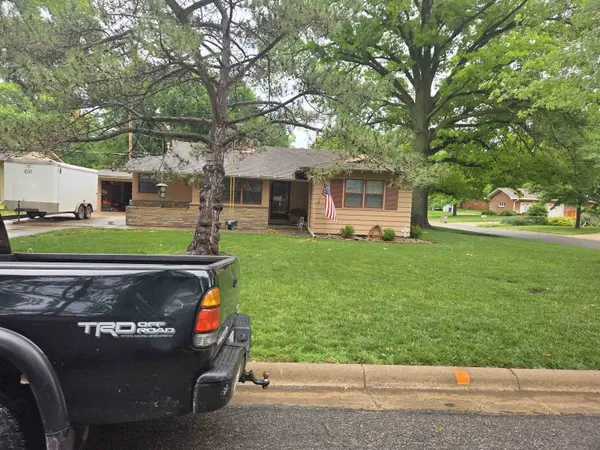 920 Santa Fe,  Newton,  KS 67114