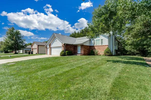 1601 N Prairie Run Cir, Mulvane, KS 67110