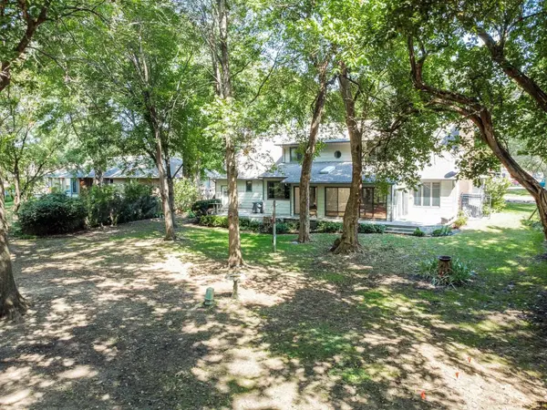 1401 N Dry Creek Dr, Derby, KS 67037