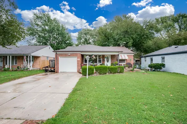1038 S Fabrique Dr, Wichita, KS 67218