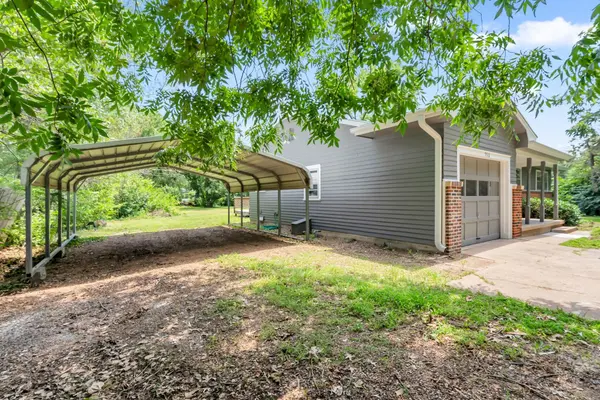 5516 N Armstrong St, Wichita, KS 67204