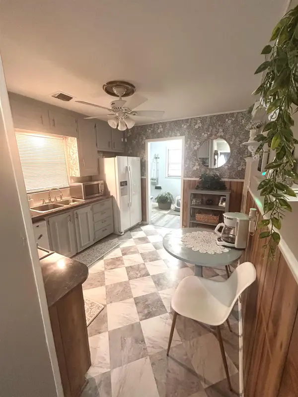 2421 S Bennett Ave, Wichita, KS 67217