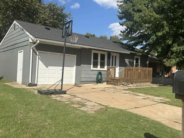 518 Holmes St, Kiowa, KS 67070