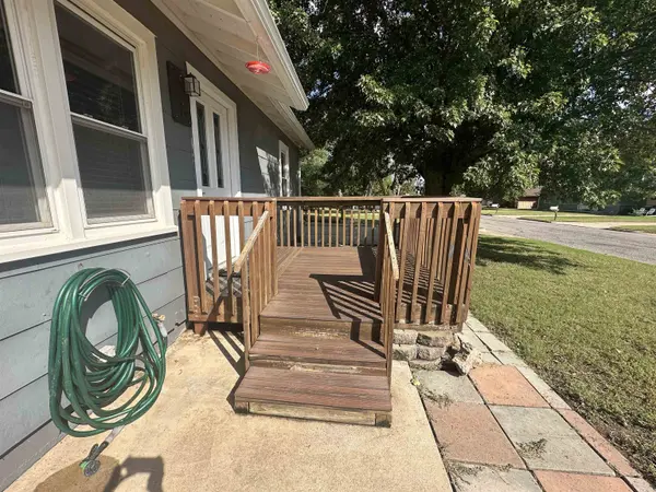518 Holmes St, Kiowa, KS 67070