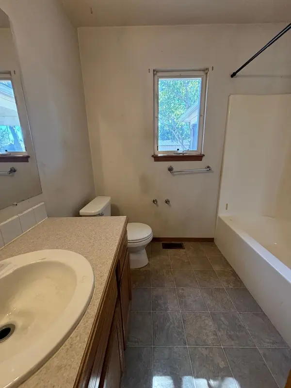 1015 HOLLYWOOD DR, Haysville, KS 67220