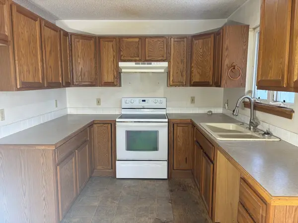 1015 HOLLYWOOD DR, Haysville, KS 67220