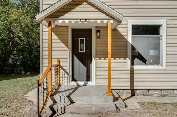 320 E 7th St, Newton, KS 67114-2702