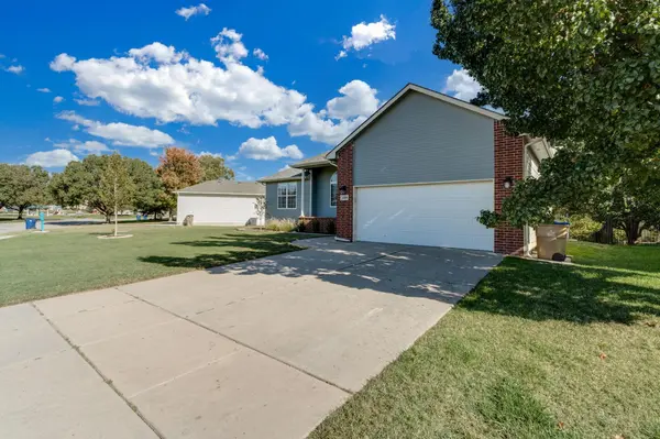 4460 N Rushwood St., Bel Aire, KS 67226-1475