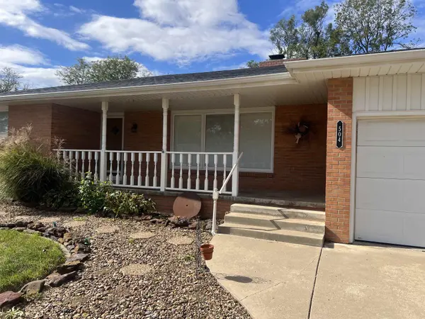 504 Regent Rd, Salina, KS 67401