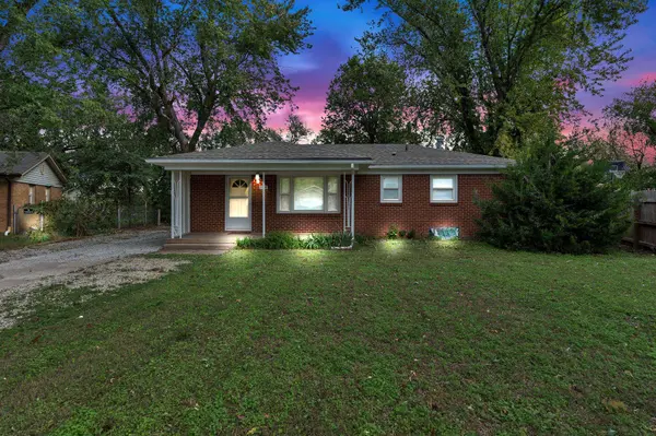 156 W Alexander Dr, Haysville, KS 67060